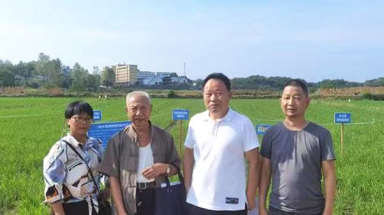 常德市科協(xié)黨組成員、副主席李風(fēng)看望老科技工作者并考察科技示范項目